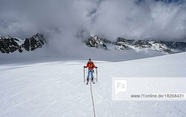 Skitourengeher beim Aufstieg am Seil  am Alpeiner Ferner  Aufstieg zur Oberen Hölltalscharte  Stubaier Alpen  Tirol  Österreich  Europa