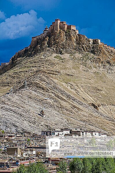 The old tibetan quarter before the Dzong  an old castle in Gyantse  Tibet  Asia