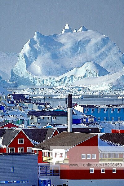 Schornstein und verschieden farbige Häuser vor riesigen Eisbergen  Ilulissat  Diskobucht  Grönland  Dänemark  Nordamerika
