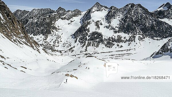 Skifahrerin beim Sprung  Ausblick über den Verborgen-Berg Ferner auf Bergpanorama  Gipfel Innere Sommerwand und Östliche Seespitze  Blick ins Tal des Oberbergbach  Stubaier Alpen  Tirol  Österreich  Europa