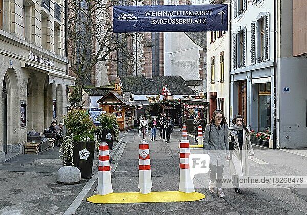 Sicherheitspoller Weihnachtsmarkt Barfüsserplatz  Basel  Schweiz  Europa