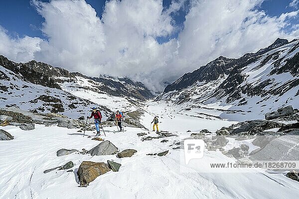 Ski tourers ascending Alpeiner Ferner  view into the valley  mountain landscape in winter  Stubai Alps  Tyrol  Austria  Europe