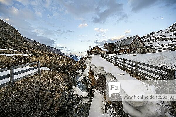 Klamm des Oberbergbach und Berghütte Franz-Senn-Hütte im Winter  Oberbergtal  Stubaier Alpen  Tirol  Österreich  Europa