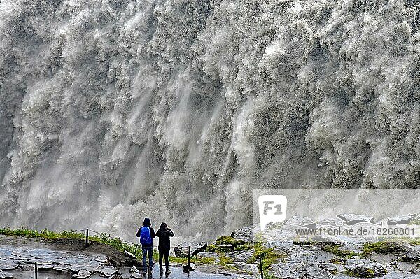 Menschen vor herabstürzenden Wassermassen  Dettifoss Wasserfall im Sommer  Nordisland  Island  Europa