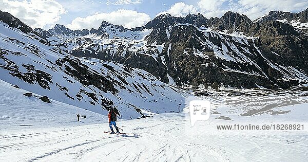 Ski tourers on the descent  in Stiergschwez  ski tour to Sommerwandferner  Stubai Alps  Tyrol  Austria  Europe