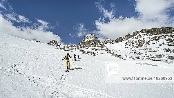 Skitourengeher beim Aufstieg am Alpeiner Ferner  Berglandschaft mit Gipfel Nördliche Wildgratspitze  Stubaier Alpen  Tirol  Österreich  Europa