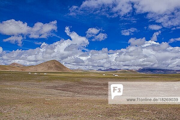 Weite tibetische Landschaft entlang der Straße von Tsochen nach Lhasa  Westtibet