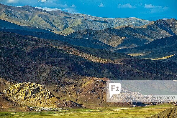 Offene  weite Landschaften in Tibet entlang der südlichen Route nach Westtibet