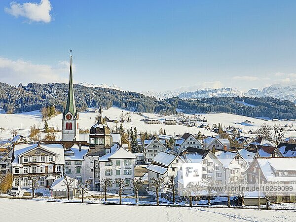 Verschneite Ortsansicht mit typischen Appenzeller Häusern mit Südausrichtung hinten die reformierte Kirche  Gais  Appenzell Ausserrhoden  Schweiz  Europa