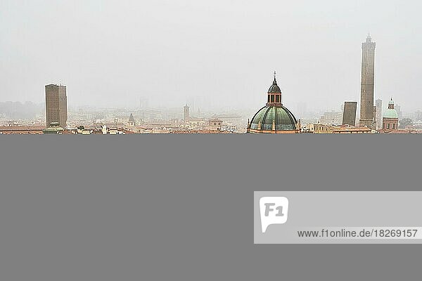 Aussicht vom Asinelli Turm auf die Kirche von Santa Maria della Vita und der Altstadt  Bologna  Emilia-Romagna  Italien  Europa