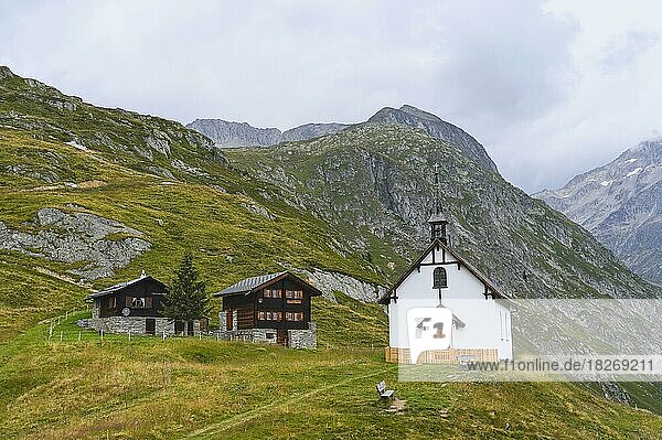 Neugotische Kapelle auf Lüsgen mit zwei Holzchalets  Belalp  Kanton Wallis  Schweiz  Europa