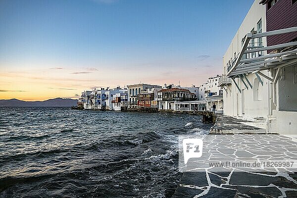 Weiße kykladische Häuser am Ufer  Little Venice  Klein Venedig bei Sonnenuntergang  Chora  Mykonos-Stadt  Mykonos  Kykladen  Ägäis  Griechenland  Europa