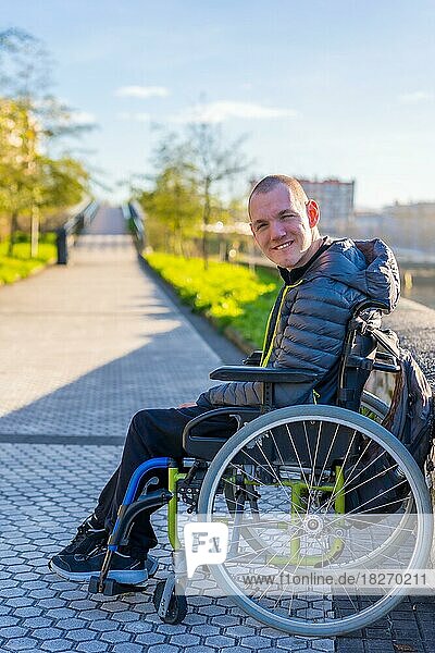 Porträt einer behinderten Person im Rollstuhl bei Sonnenuntergang in der Stadt