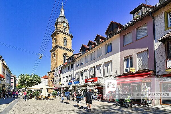 Straße mit kleinen Geschäften und Hafenmarktturm an einem sonnigen Tag  Heilbronn  Deutschland  Europa