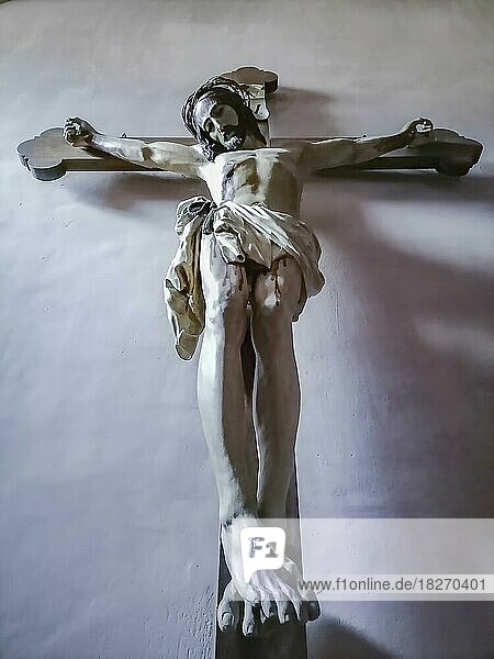 Kreuzigung Jesu Christi an der Wand der malerischen Abtei Rein  gegründet 1129  der ältesten Zisterzienserabtei der Welt  in Rein bei Graz  Steiermark  Österreich  Europa