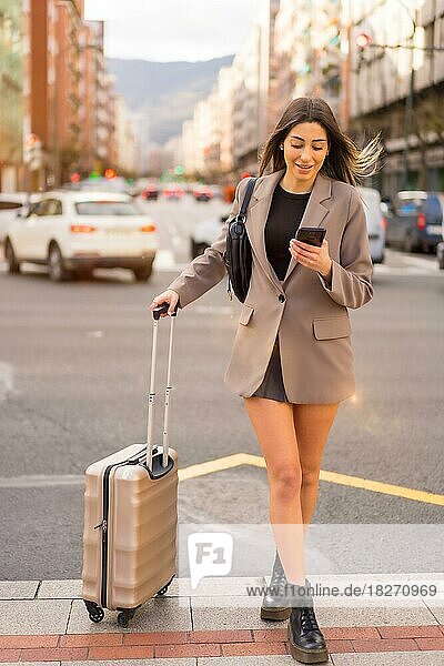 Tourist Frau mit Koffer in der Stadt  Urlaub Konzept  Lifestyle