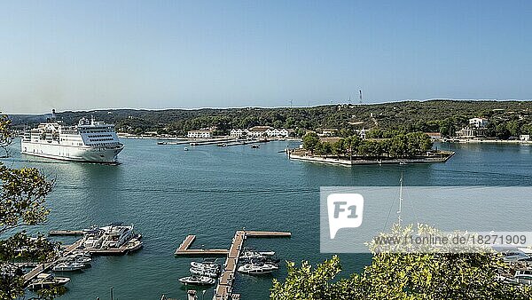 Boote und Fähren im Hafen von Mahon  Port de Mao  Menorca  Balearische Inseln  Balearische Inseln  Mittelmeer  Spanien  Europa