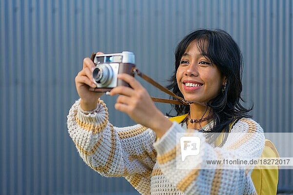 Porträt einer jungen asiatischen Frau mit einer Vintage-Fotokamera  Urlaub Konzept  Tourist Frau