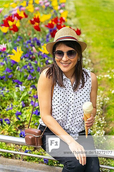 Tourist Frau genießt den Besuch der Stadt essen ein Pistazieneis  genießen Sie den Sommerurlaub und mit einer Kamera  Solo weibliche Reisende Konzept