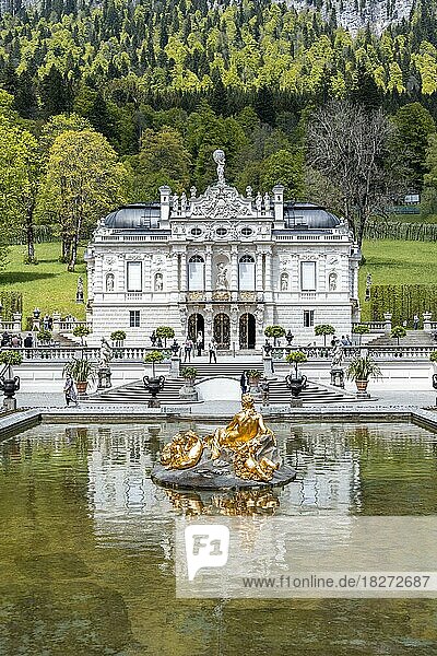 Königliche Villa Schloss Linderhof mit Brunnen  Gemeinde Ettal  Landkreis Garmisch Partenkirchen  Oberbayern  Bayern  Deutschland  Europa