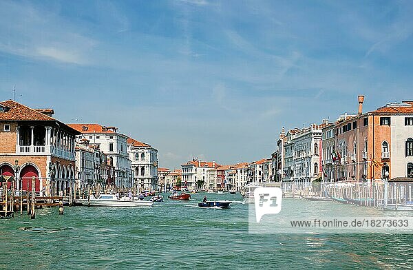 Boote und Gondeln auf dem Canale Grande  Venedig  Venedig  Italien  Europa