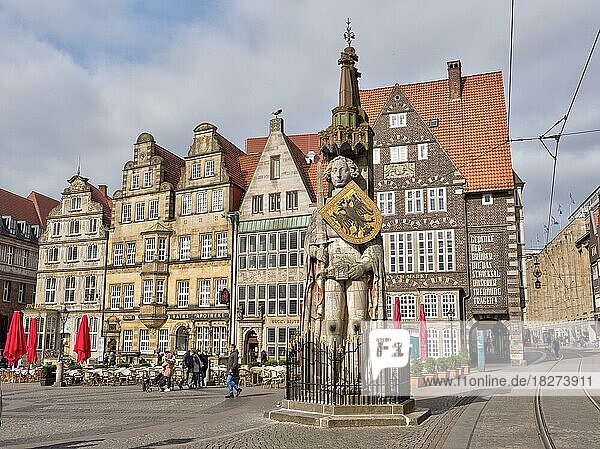 Bremer Marktplatzes mit den umliegenden Altbauten der Altstadt und mit UNESCO-Welterbe Bremer Roland  Freie Hansestadt Bremen  Bremen  Deutschland  Europa