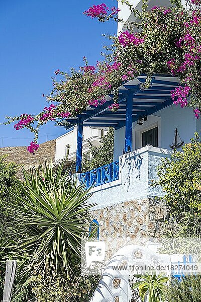 Weißes Haus mit Blumen  Astypalea  Südlichen Sporaden  Ägäis  Griechenland  Europa