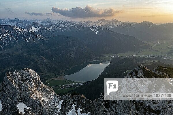 Abendstimmung  Luftaufnahme  Bergpanorama mit Haldensee  Tannheimer Bergen  Allgäuer Alpen  Tirol  Österreich  Europa