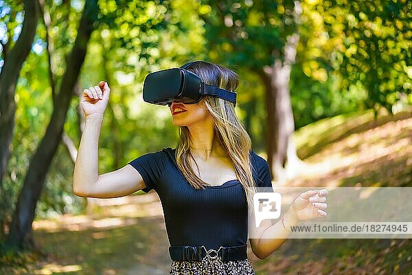 Frau mit Virtual-Reality-Brille in der Natur