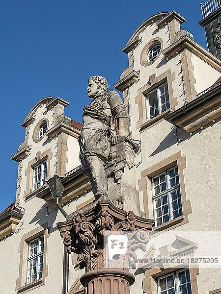 Detail von Brunnen mit einer Männerstatue vor einem alten Gebäude in der Altstadt  Sigmaringen  Baden-Württemberg  Deutschland  Europa