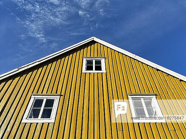 Giebel  gelb gestrichenes Holzhaus im Freilichtmuseum  blauer Himmel  Fischerdorf Nusfjord  Abendhimmel  Lofoten  Norwegen  Europa