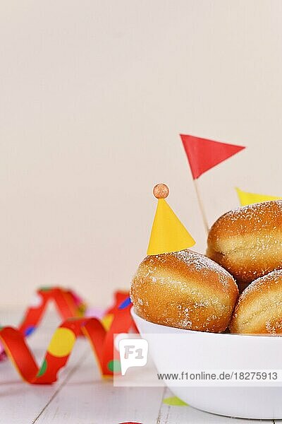 Traditioneller deutscher Berliner Pfannkuchen  ein mit Marmelade gefüllter Donut ohne Loch. Traditionell im Karneval serviert