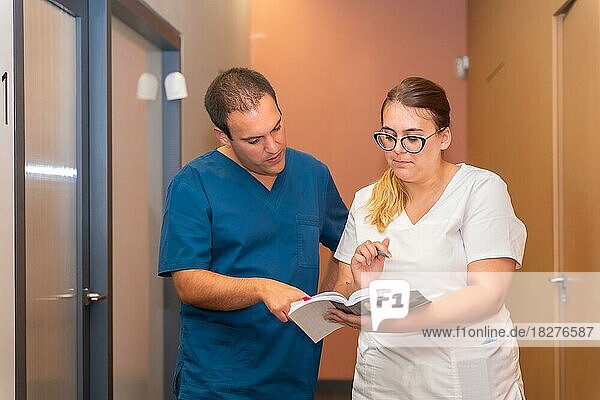 Zahnklinik  Assistentin  die zusammen mit dem Zahnarzt die Agenda des Kunden betrachtet