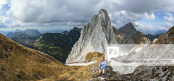 Abendstimmung  Bergsteigerin am Gipfel der Roten Flüh blickt auf Gimpel  Tannheimer Bergen  Allgäuer Alpen  Tirol  Österreich  Europa