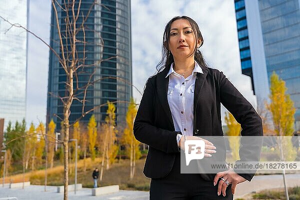 Lateinische Geschäftsfrau Corporate Porträt  Business Park  lächelnd in die Kamera schauen