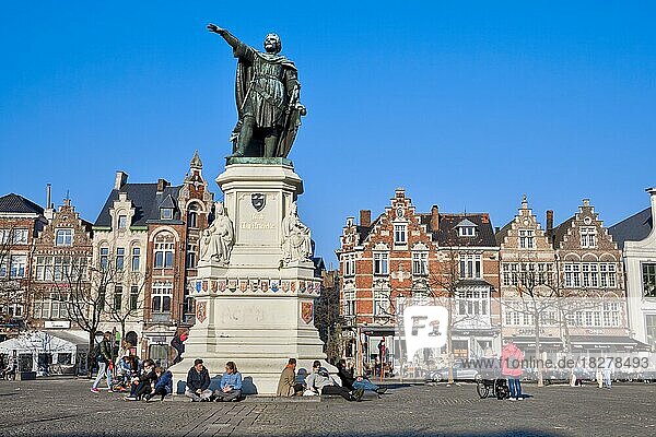 Vrijdagmarkt-Platzes mit Jacob Van Arteveld-Skulptur und traditionellen Wohnhäusern in der Altstadt  Gent  Ostflandern  Flandern  Vlaanderen  Belgien  Europa