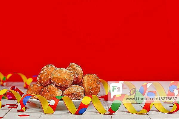 Kleiner deutscher traditioneller 'Berliner Pfannkuchen'  ein mit Marmelade gefüllter Donut ohne Loch. Traditionell serviert während des Karnevals