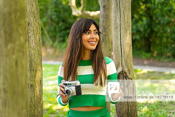 Brunette kaukasischen Mädchen genießen die frische Luft auf die Natur Urlaub machen Fotos mit der Kamera  Porträt lächelnd