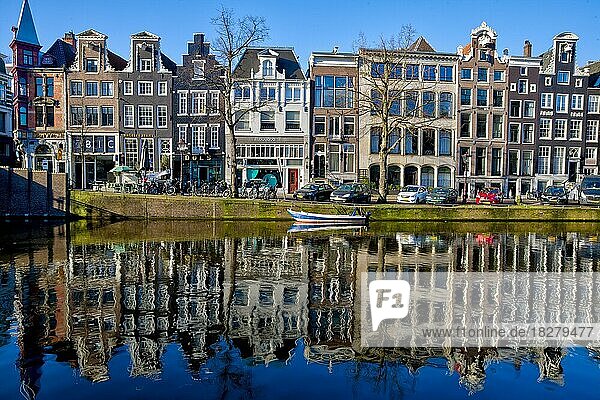 Historische Handelshäuser an der Gracht in der Altstadt und mit Spiegelbild im Wasser  Amsterdam  Noord-Holland  Holland  Niederlande  Europa