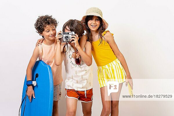 Kinder Sommerferien auf einem weißen Hintergrund  Junge nimmt ein Foto mit Vintage-Kamera Blick auf Kamera
