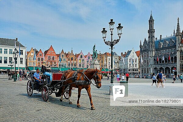 Pferdewagen für Touristen auf dem Brügger Grote Markt  einem berühmten Touristenort mit vielen Cafés und Restaurants  Brügge  Belgien  Europa