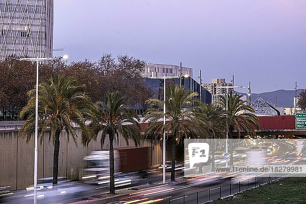 Dichtes Verkehrsaufkommen auf der Avenida Ronda de Mar bei Sonnenuntergang in der Stadt Barcelona in Katalonien Spanien