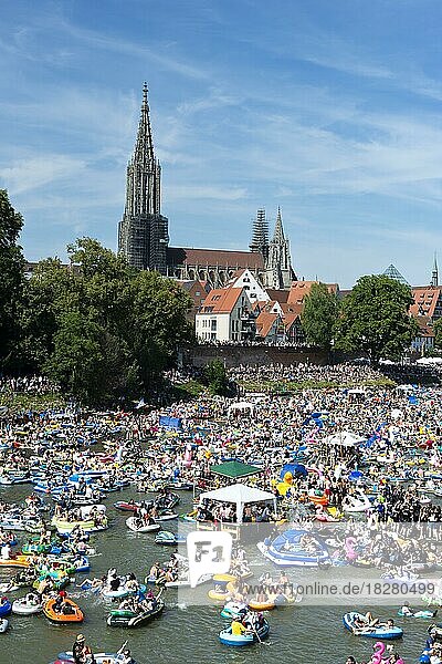 Schwörmontag  Nabada  ein traditioneller Ulmer Feiertag  Donau  Ulm  Baden-Württemberg  Deutschland  Europa