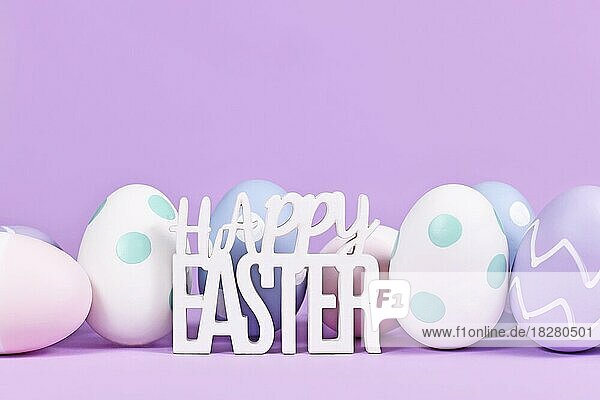 Ostereier und Text Frohe Ostern auf pastellviolettem Hintergrund mit Leerzeichen