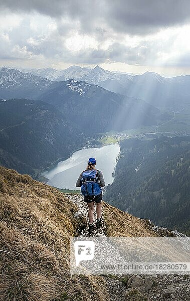 Abendstimmung  Bergsteigerin auf Wanderweg  blickt auf Haldensee  Tannheimer Bergen  Allgäuer Alpen  Tirol  Österreich  Europa