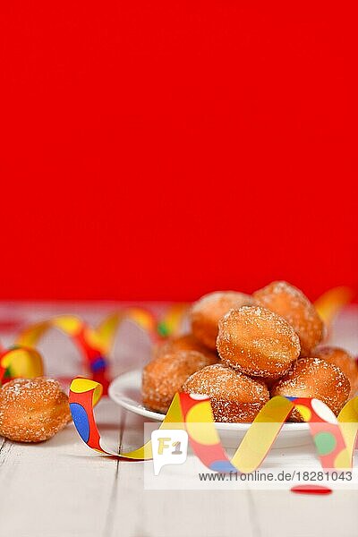 Kleiner deutscher traditioneller 'Berliner Pfannkuchen'  ein mit Marmelade gefüllter Donut ohne Loch. Traditionell serviert während des Karnevals