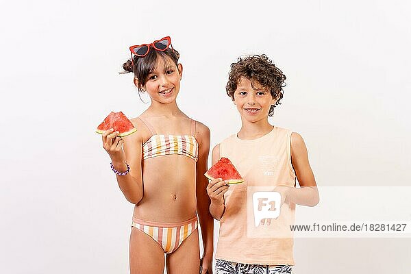 Kaukasische Kinder mit einer Wassermelone in der Hand  Sommerferien Konzept. Weißer Hintergrund