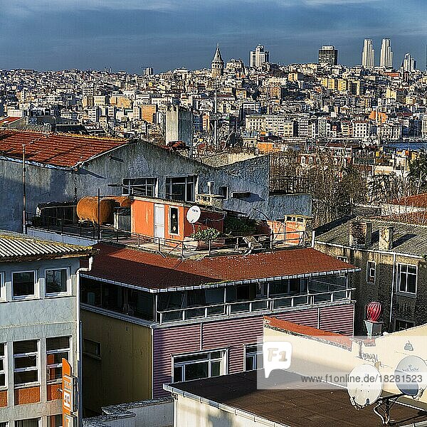 Panoramablick über die Dächer der Altstadt Richtung Galataturm und Karaköy  Beyo?lu im Winter  Sultanahmet  Istanbul  Türkei  Asien