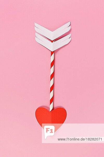 Papier Amor Liebe Pfeil mit herzförmigen Spitze auf rosa Hintergrund