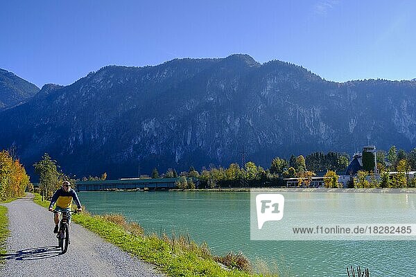 Radfahrer am Inn zwischen Kiefersfelden und Kufstein  Tirol  Österreich  Europa